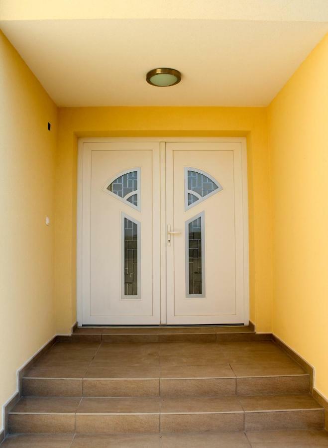 Apartmani Marin Vrbnik Eksteriør bilde